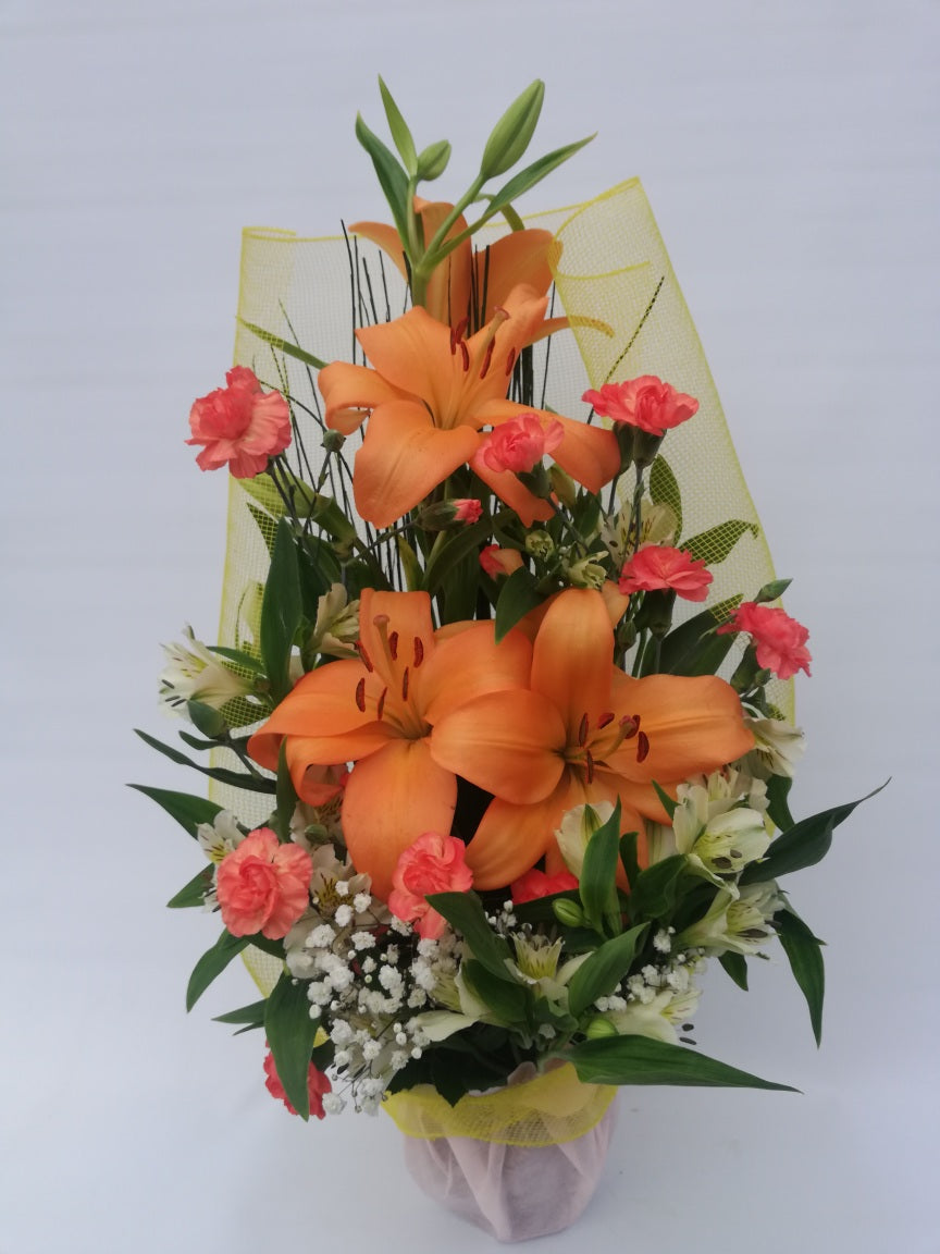 Arreglo floral naranjo con lilium y claveles