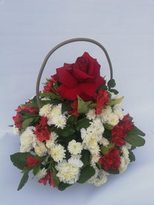Canasta floral roja y blanca